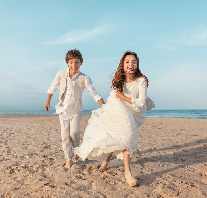 Hermanos en la playa comuniones, papás felices